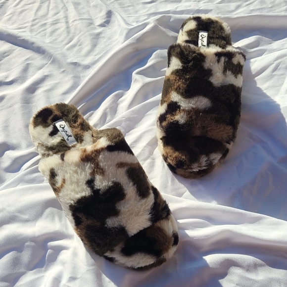 🚨FEW SIZES LEFT// Camouflage fur slides - Picture 4 of 5